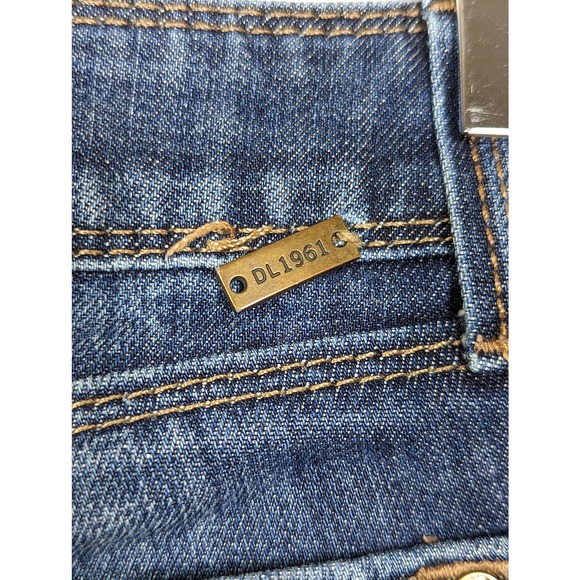 DL1961 Stella Distressed Denim Short in the Color Ripple Size 24 - Picture 5 of 7